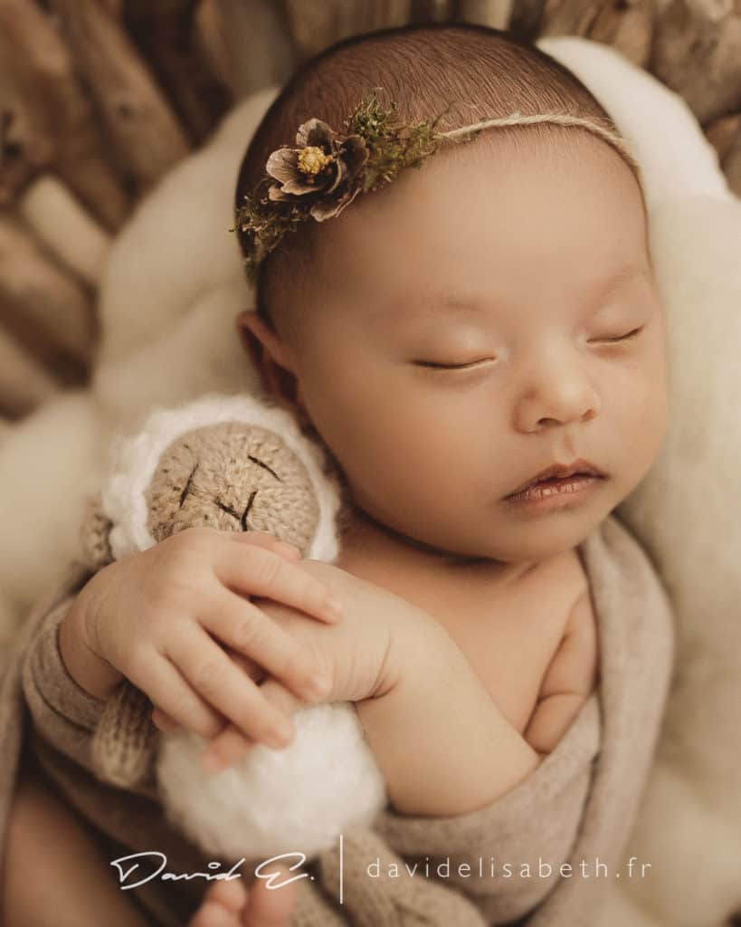 nouveau-né qui dort pendant une seance photo maternité 94 77