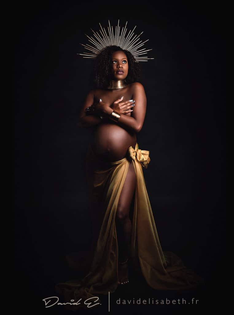 femme enceinte avec bijoux ethnic de déesse