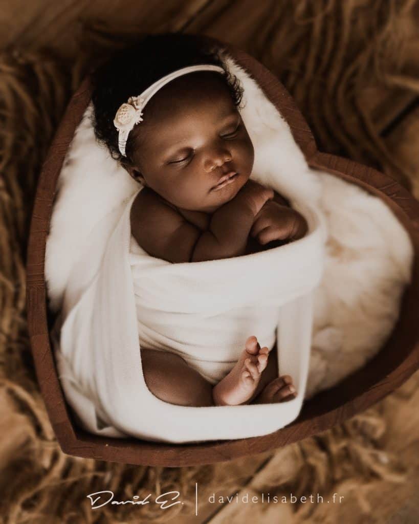 bébé dort dans u noceur