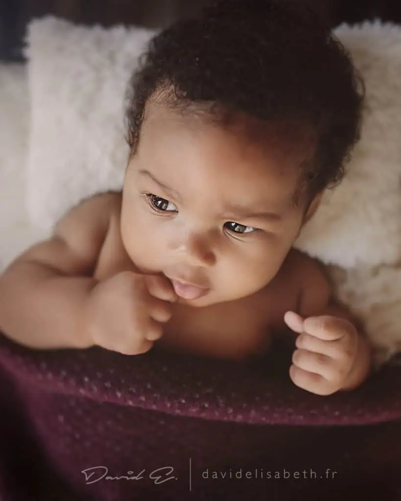 bebe qui sourit au studio