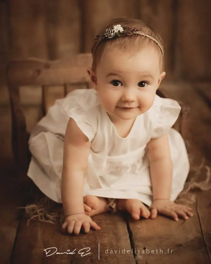 studio photo de grand bebe qui souris
