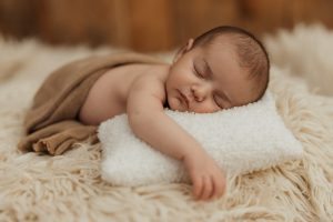 bebe zen pendant une seance photo naissance