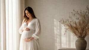 Future maman en séance photo grossesse naturelle avec une lumière douce