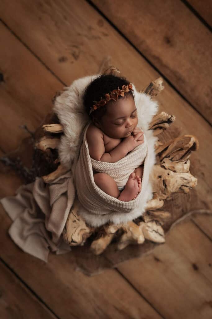 bebe dans un decor en bois