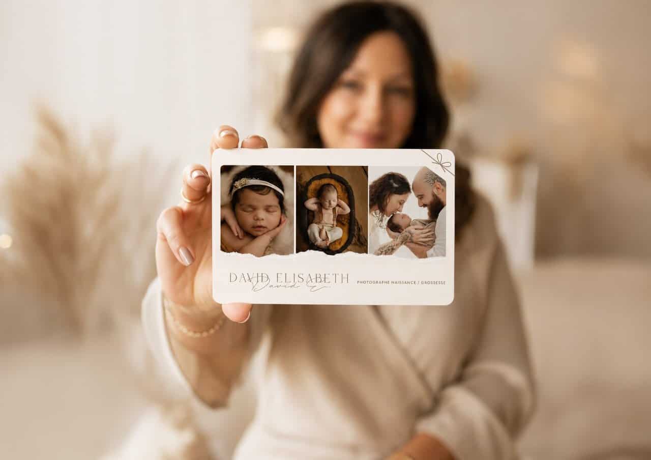 Carte cadeau séance photo naissance tenue en main